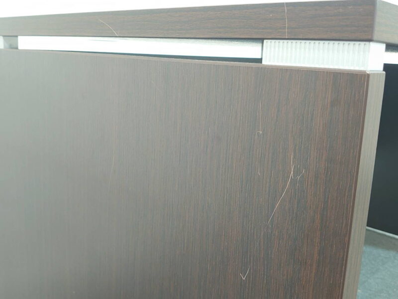 木製デスク 役員デスク 幅140cm 平机 平デスク オフィスデスク ワークデスク マネージメントデスク エグゼクティブデスク パソコンデスク コードホール付き 【中古オフィス家具】【中古】 - 画像 (4)