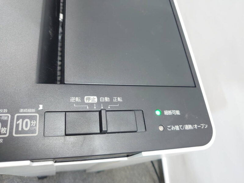 【法人様限定商品】 【送料無料 地域限定】2022年製 シュレッダー アイリスオーヤマ AFSR100C 電動シュレッダー オフィスシュレッダー オートフィードシュレッダー 業務用シュレッダー IRIS OHYAMA オフィス用シュレッダー ホワイト色 A4対応 クロスカット【中古オフィス家具】 【中古】 - 画像 (4)