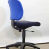 コクヨ イーザチェア 10脚セット 青×黒 肘なし ローバック 国産 - 画像 (4)