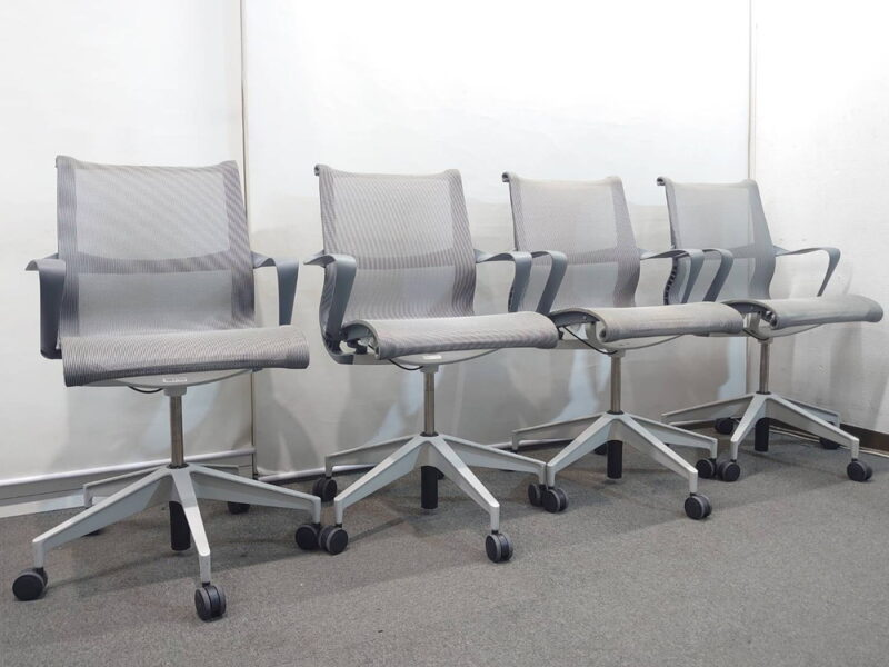 【送料無料 地域限定】 ４脚セット ハーマンミラー セトゥーチェア オフィスチェア メッシュチェア Herman Miller Setu Chair 肘付き グレー色【中古オフィス家具】【中古】 - 画像 (3)