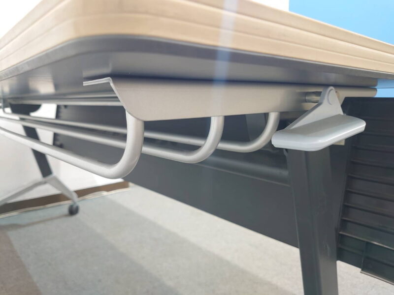 【送料無料 東京地区限定】 【訳あり特価】 コクヨ 会議テーブル 4台セット KT-620 ミーティングテーブル 折りたたみテーブル スタックテーブル フォールディングテーブル スタッキングテーブル 折り畳みテーブル 幕板付き 【中古オフィス家具】【中古】 - 画像 (8)