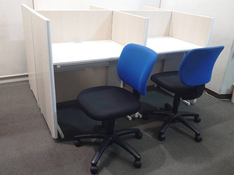 4人用パネルデスクセット 平机・チェア付き 集中ブース仕様【中古】 - 画像 (2)