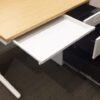 片袖デスク W1100 木目ナチュラル天板 カギ付き コードホール付 - 画像 (3)