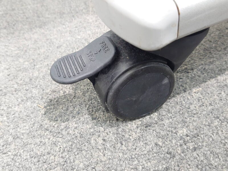 オカムラ スタックテーブル 2台セット 幕板・棚付 W1800 折りたたみ式【中古オフィス家具】 - 画像 (9)