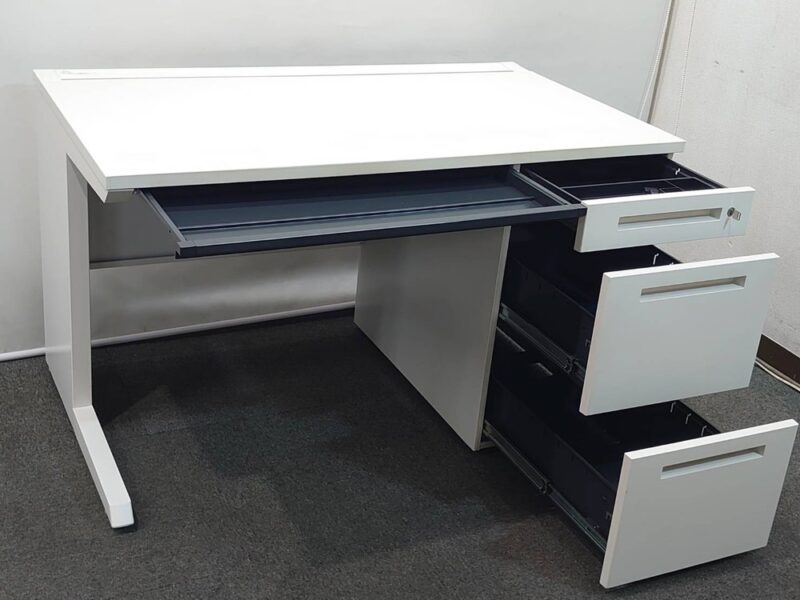 イトーキ 片袖机 W1200 ホワイト カギ付き スチールデスク 国産 - 画像 (2)