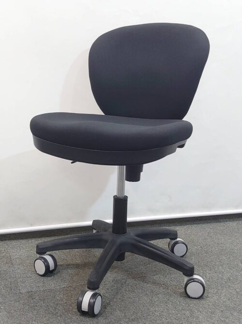 オフィスチェア 関家具 肘無し 布張り ミドルバック ブラック