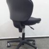 オフィスチェア 関家具 肘無し 布張り ミドルバック ブラック - 画像 (2)