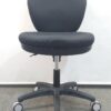 オフィスチェア 関家具 肘無し 布張り ミドルバック ブラック - 画像 (3)