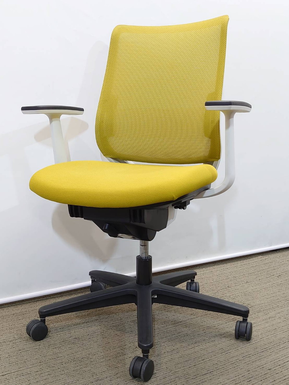 送料無料 美品 オフィスチェア 4脚セット メッシュ ハイバック 肘付き コクヨ ミトラ ライトグリーン CRS-G2920E1 中古 - 画像 (2)