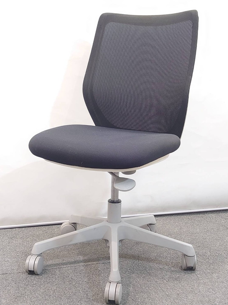 オフィスチェア メッシュチェア デスクチェア 肘無し ブラック オカムラ 中古 - 画像 (2)