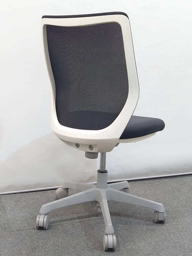 オフィスチェア メッシュチェア デスクチェア 肘無し ブラック オカムラ 中古 - 画像 (3)