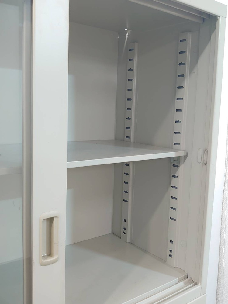 引き違い書庫 上下書庫 ガラス戸 書庫 キャビネット カギ付き W880 D450 H1800 生興 中古 - 画像 (3)