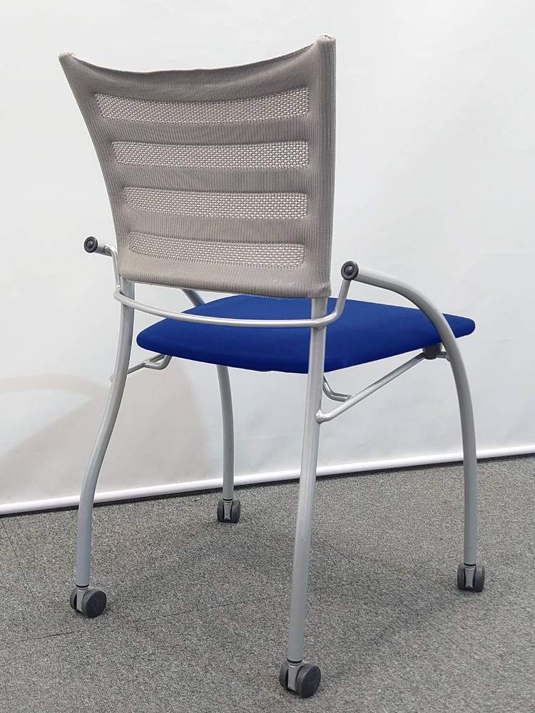 会議チェア ネスティング 平行スタック イトーキ プリエ2 4脚セット 中古 - 画像 (3)