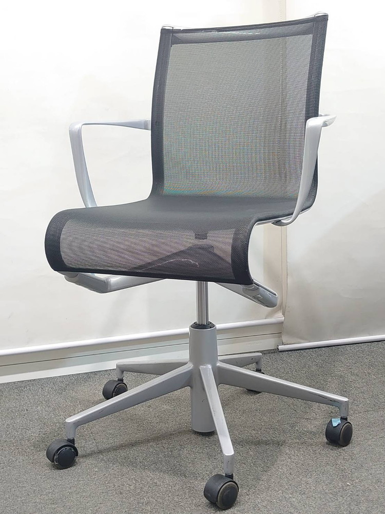 オフィスチェア メッシュ 肘付き Cassina ixc Alias ブラック 中古 - 画像 (2)