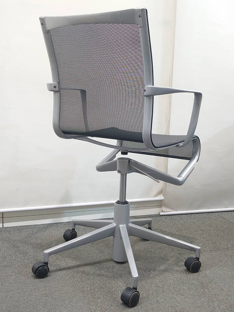 オフィスチェア メッシュ 肘付き Cassina ixc Alias ブラック 中古 - 画像 (3)