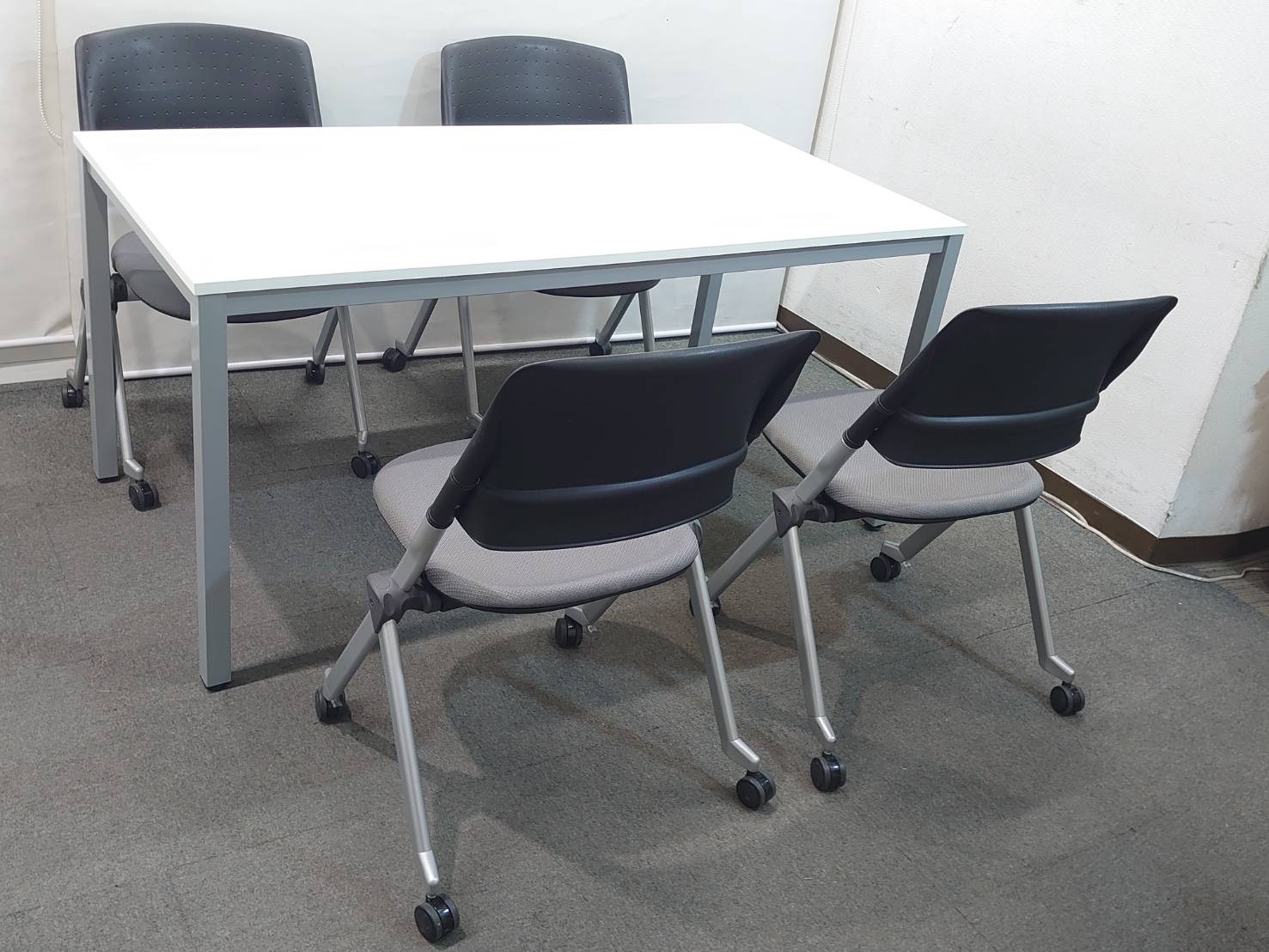 会議セット 4人用 W1500×D750 テーブル ネスティングチェア オカムラ - 画像 (3)