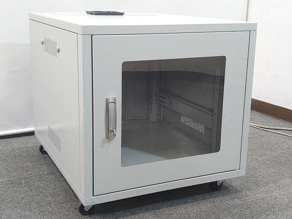 【送料無料 東京地区限定】 サーバーラック サンワサプライ 19インチ 機器収納庫 キャビネット 据置型 サーバーキャビネット システムラック 幅570mm×奥行き700mm×高さ580mm【中古オフィス家具】【中古】 - 画像 (2)