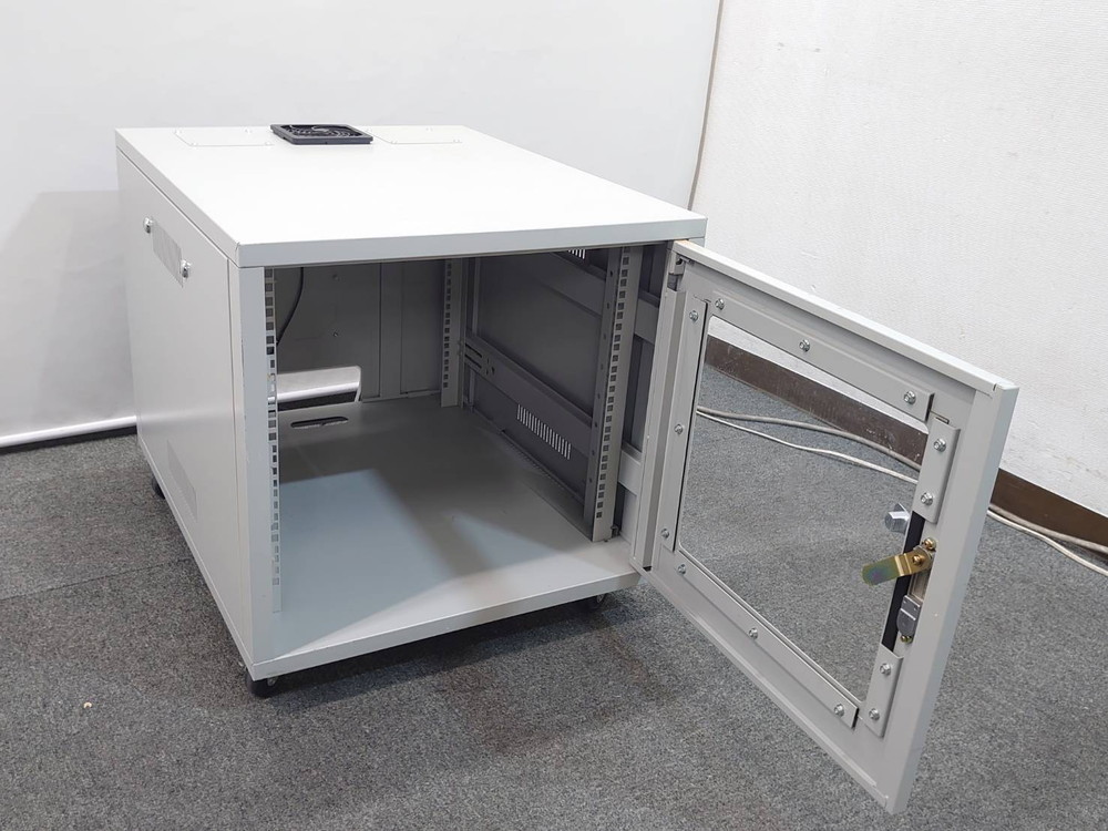 【送料無料 東京地区限定】 サーバーラック サンワサプライ 19インチ 機器収納庫 キャビネット 据置型 サーバーキャビネット システムラック 幅570mm×奥行き700mm×高さ580mm【中古オフィス家具】【中古】 - 画像 (4)