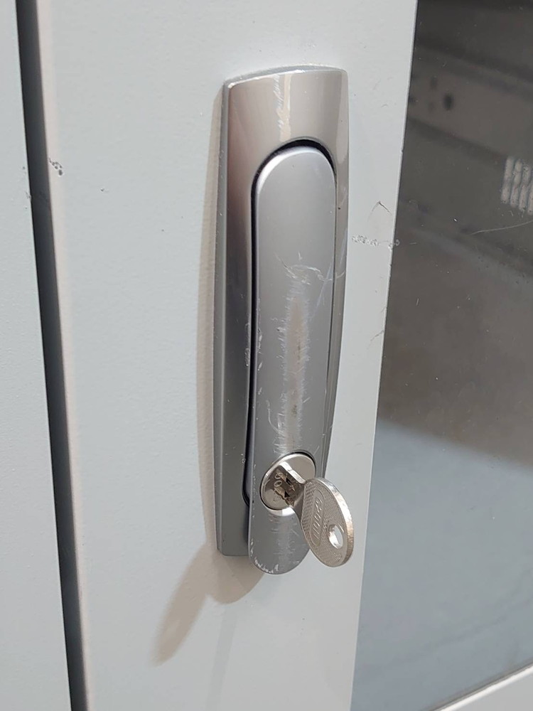 【送料無料 東京地区限定】 サーバーラック サンワサプライ 19インチ 機器収納庫 キャビネット 据置型 サーバーキャビネット システムラック 幅570mm×奥行き700mm×高さ580mm【中古オフィス家具】【中古】 - 画像 (5)