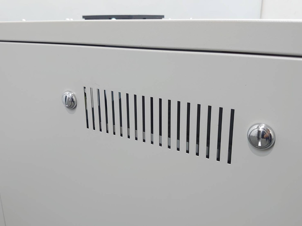 【送料無料 東京地区限定】 サーバーラック サンワサプライ 19インチ 機器収納庫 キャビネット 据置型 サーバーキャビネット システムラック 幅570mm×奥行き700mm×高さ580mm【中古オフィス家具】【中古】 - 画像 (10)