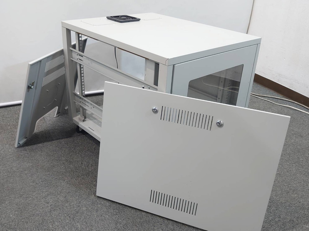 【送料無料 東京地区限定】 サーバーラック サンワサプライ 19インチ 機器収納庫 キャビネット 据置型 サーバーキャビネット システムラック 幅570mm×奥行き700mm×高さ580mm【中古オフィス家具】【中古】 - 画像 (12)