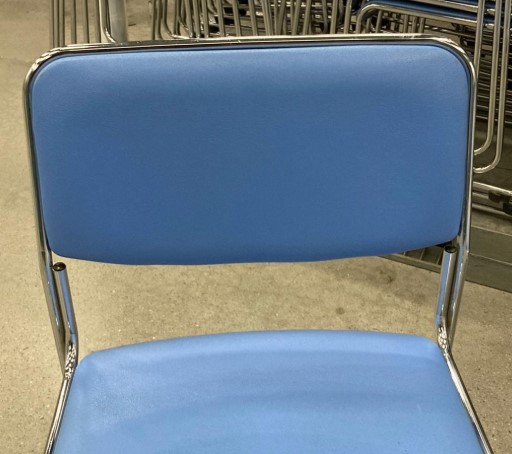 在庫580脚 会議チェア 100脚セット スタッキングチェア ループ脚 ライトブルー 中古 - 画像 (13)