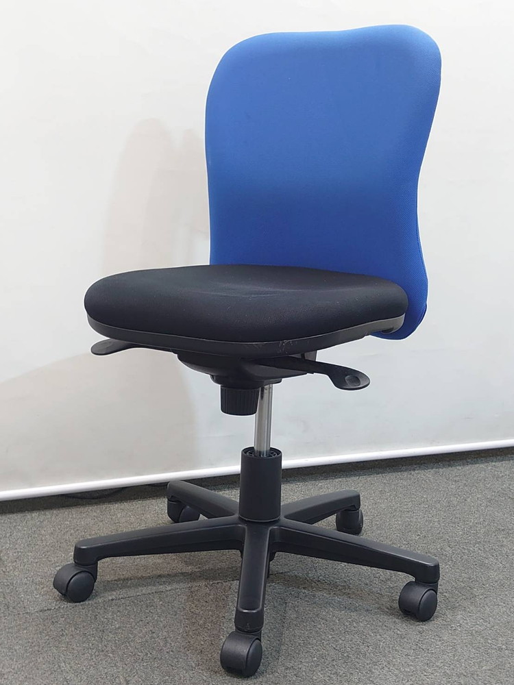 オフィスチェア キャスターチェア プラス ハンガー付き 肘無し ブルー ブラック 事務チェア 布張り 中古