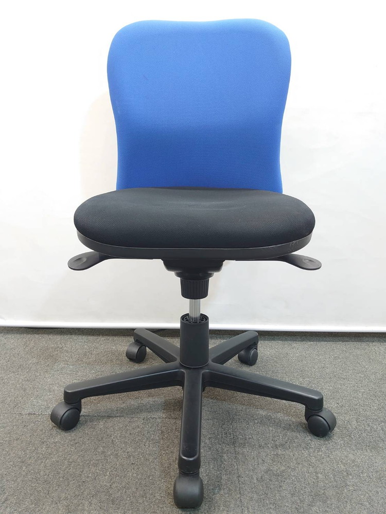 オフィスチェア キャスターチェア プラス ハンガー付き 肘無し ブルー ブラック 事務チェア 布張り 中古 - 画像 (3)