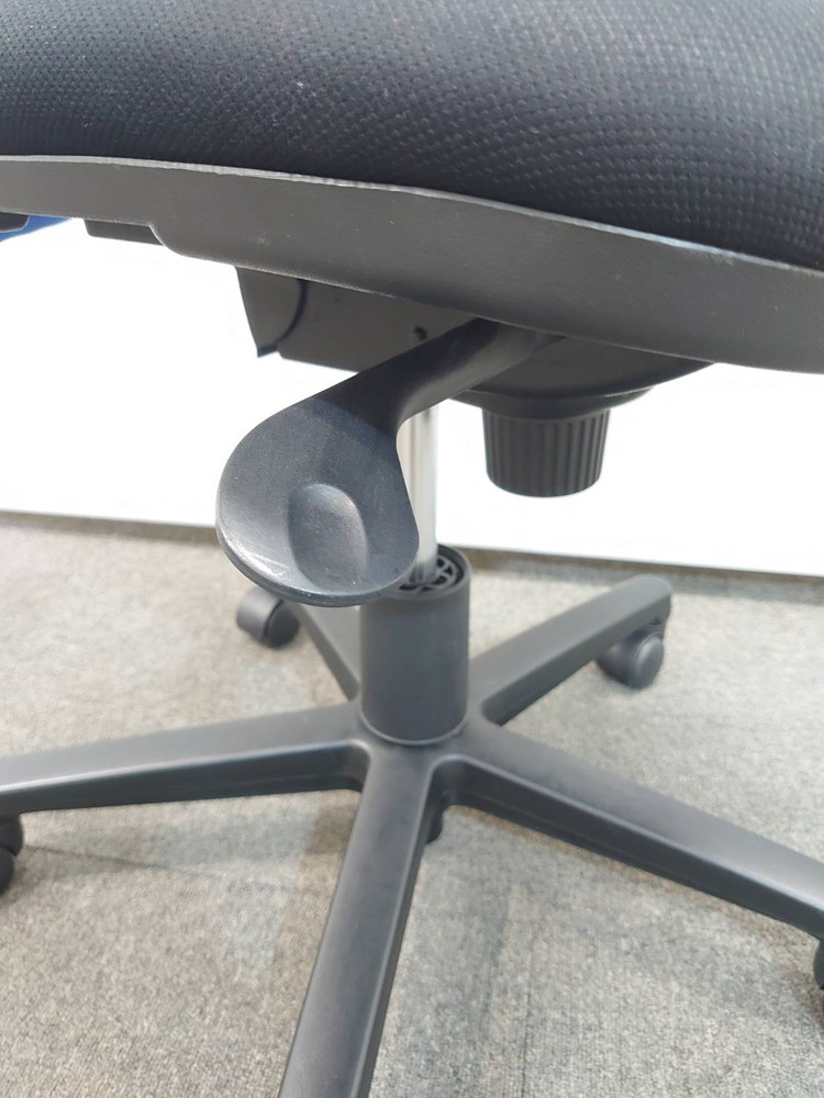 オフィスチェア キャスターチェア プラス ハンガー付き 肘無し ブルー ブラック 事務チェア 布張り 中古 - 画像 (8)
