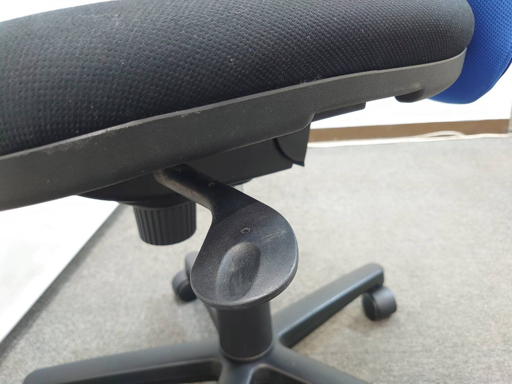 オフィスチェア キャスターチェア プラス ハンガー付き 肘無し ブルー ブラック 事務チェア 布張り 中古 - 画像 (9)