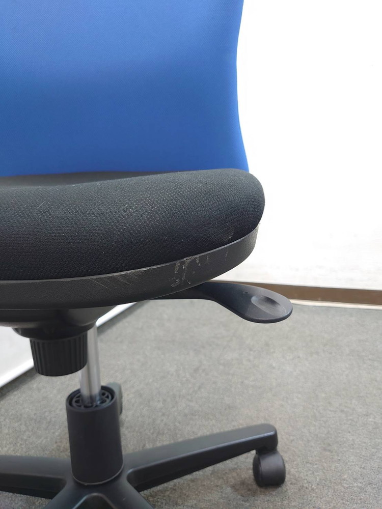 オフィスチェア キャスターチェア プラス ハンガー付き 肘無し ブルー ブラック 事務チェア 布張り 中古 - 画像 (10)