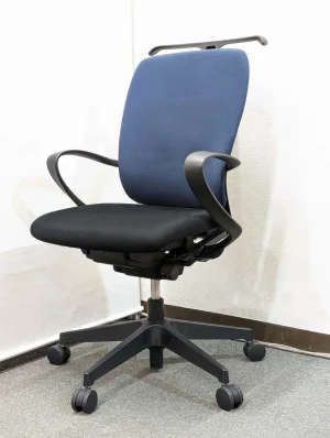 在庫80脚以上 オフィスチェア デスクチェア キャスターチェア ブラック×ネイビー 肘付き イトーキ フルゴ 中古