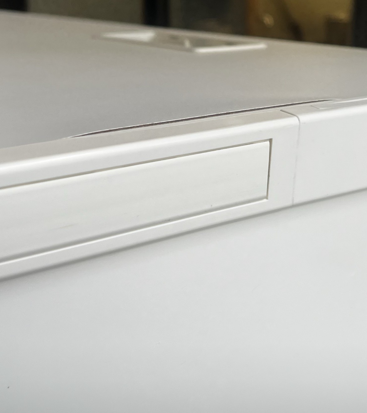 訳あり特価 平机 W1400 オカムラ ヴィラージュ コードホール付 ホワイト スチールデスク 中古 - 画像 (8)