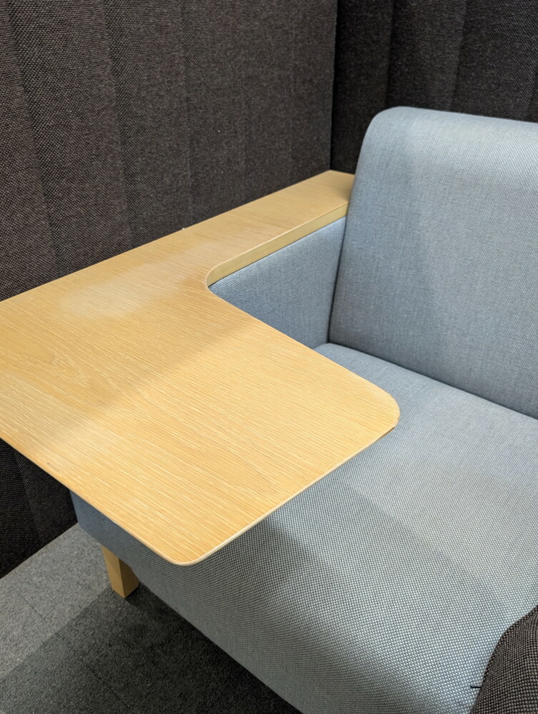 ワークブース 1人用 コクヨ インターバル CN-C201WS1 パネル・テーブル付 ソファ付 パーソナルブース 中古 - 画像 (8)