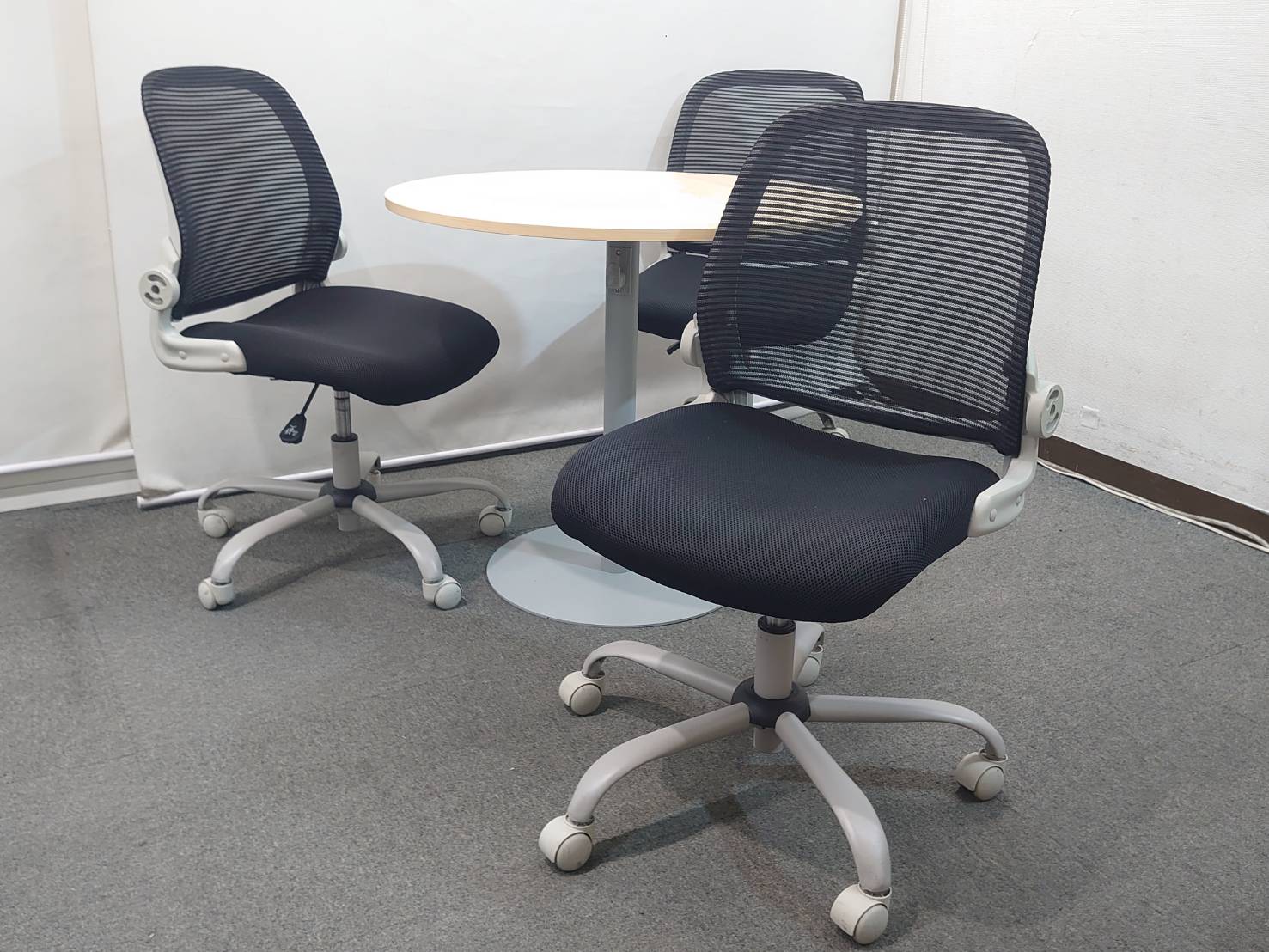 3人用 テーブルセット 4点セット オフィスチェア メッシュチェア 丸テーブル RFヤマカワ バウヒュッテ 中古 - 画像 (2)