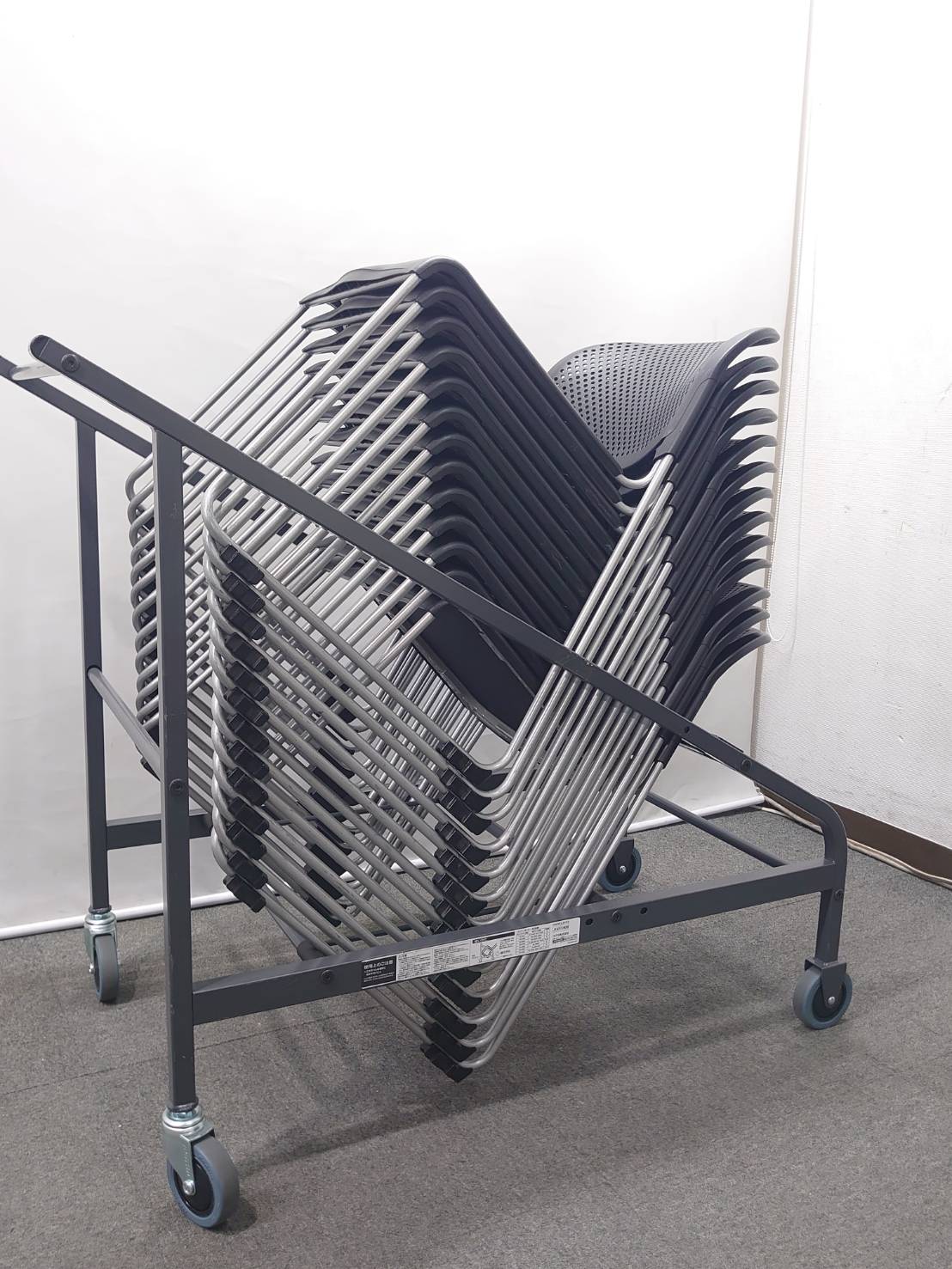 会議チェア 67脚セット スタッキング ループ脚 オカムラ 8114FS ブラック×ブルー 中古 - 画像 (4)