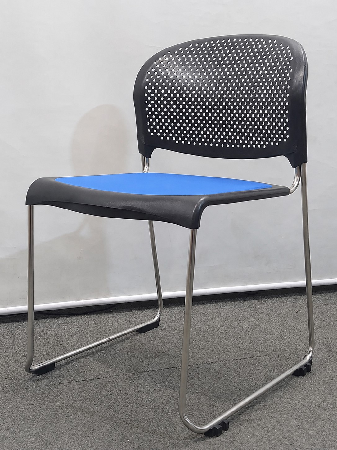 会議チェア 67脚セット スタッキング ループ脚 オカムラ 8114FS ブラック×ブルー 中古 - 画像 (5)