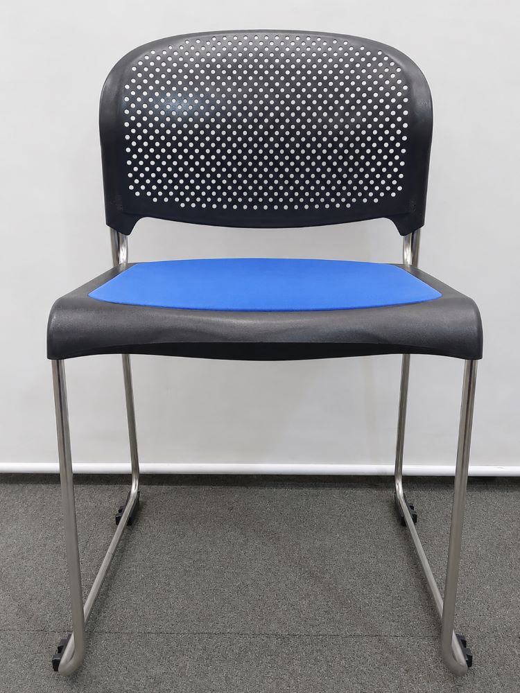 会議チェア 67脚セット スタッキング ループ脚 オカムラ 8114FS ブラック×ブルー 中古 - 画像 (6)